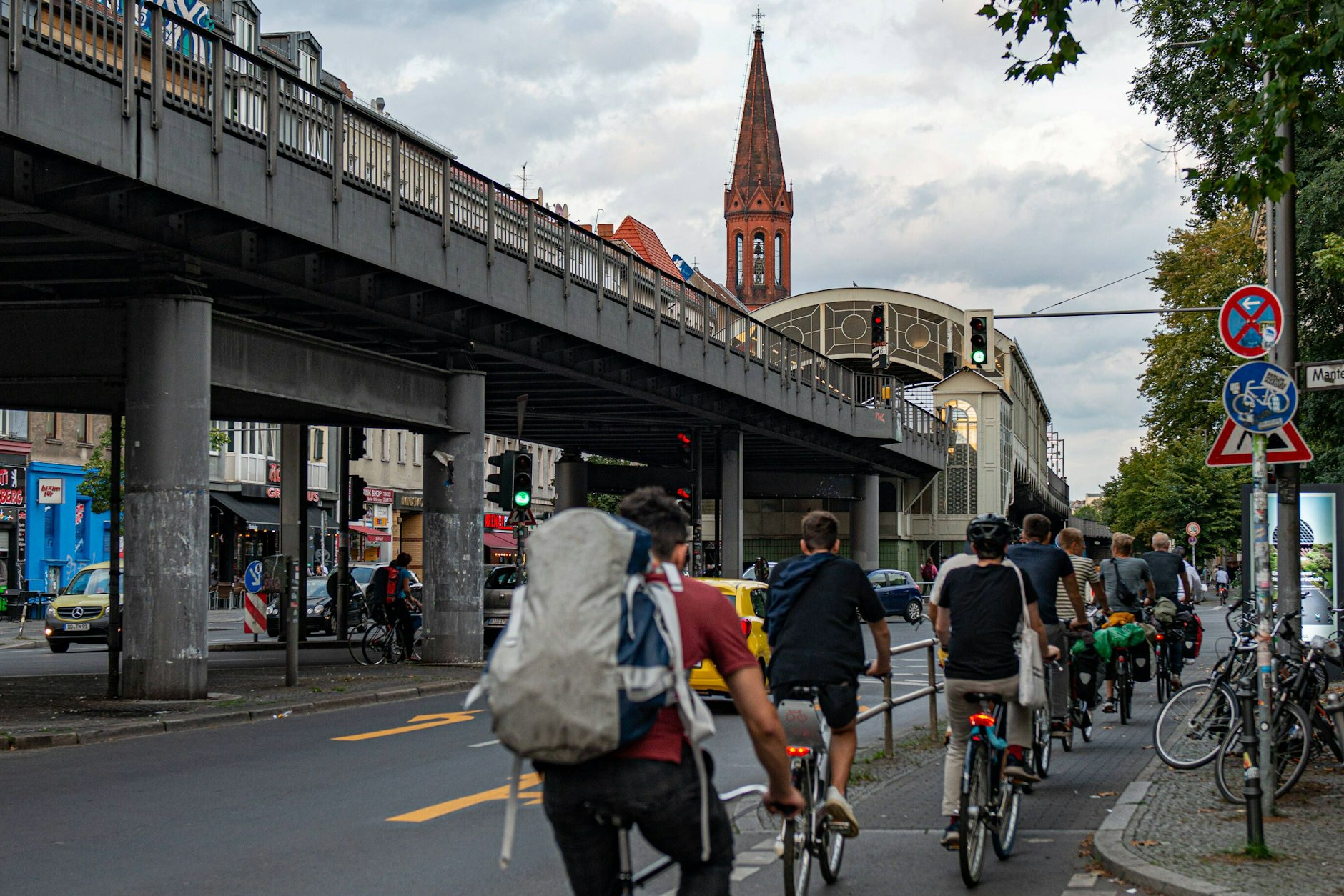 Rush hour on the bike path: Skalitzer Straße.