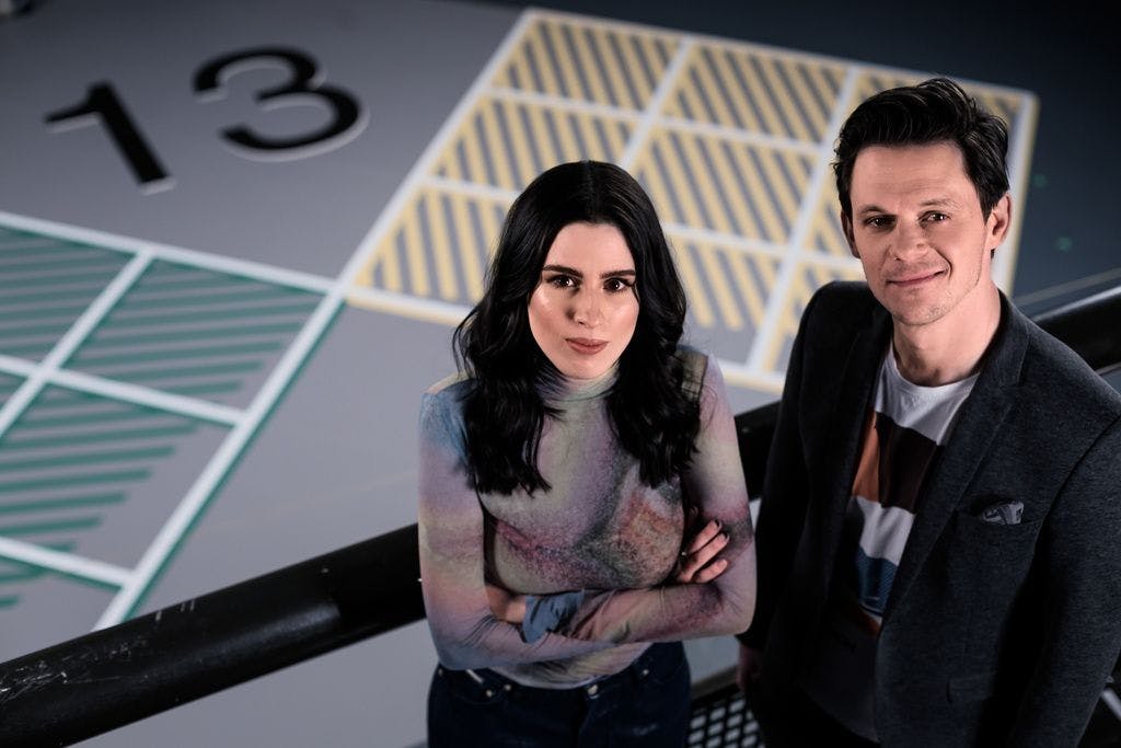 Salwa Houmsi (l.) und Jo Schück moderieren die Sendung „13 Fragen“.