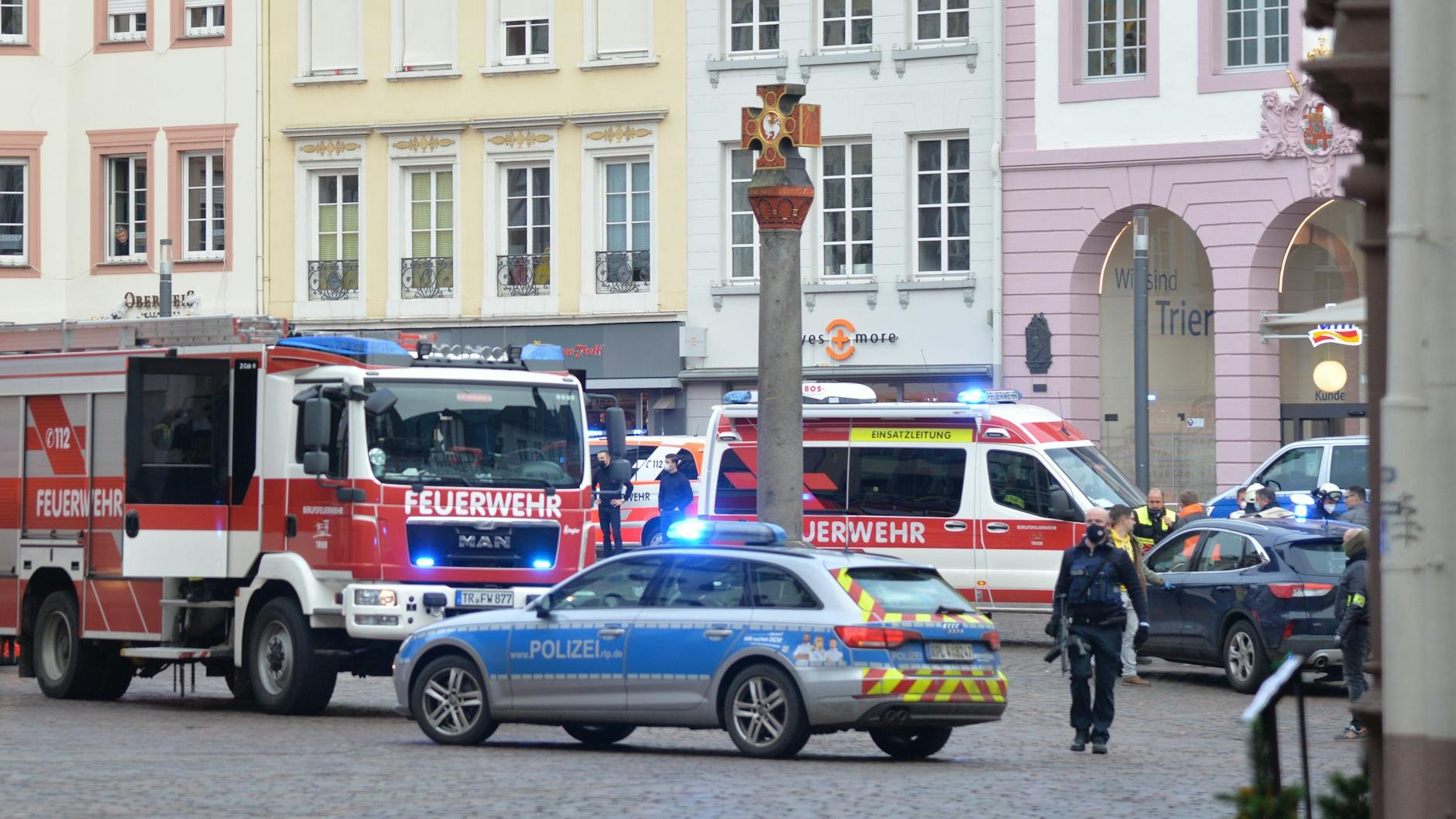 Trier, Innenstadt am 1. Dezember 2020: Einsatzkräfte von Polizei und Feuerwehr sind nahe der Fußgängerzone im Einsatz, in der ein Mann mit seinem Auto mehrere Menschen tötete.