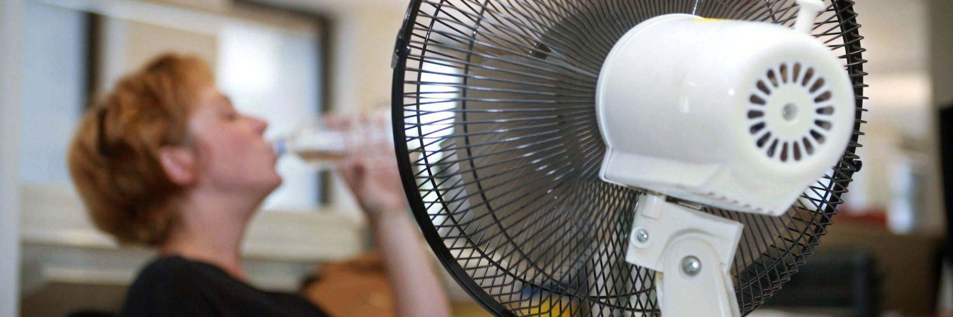 Jurist Alexander Bredereck erklärt, ab welche Temperaturen Arbeitnehmer für Abkühlung sorgen müssen.