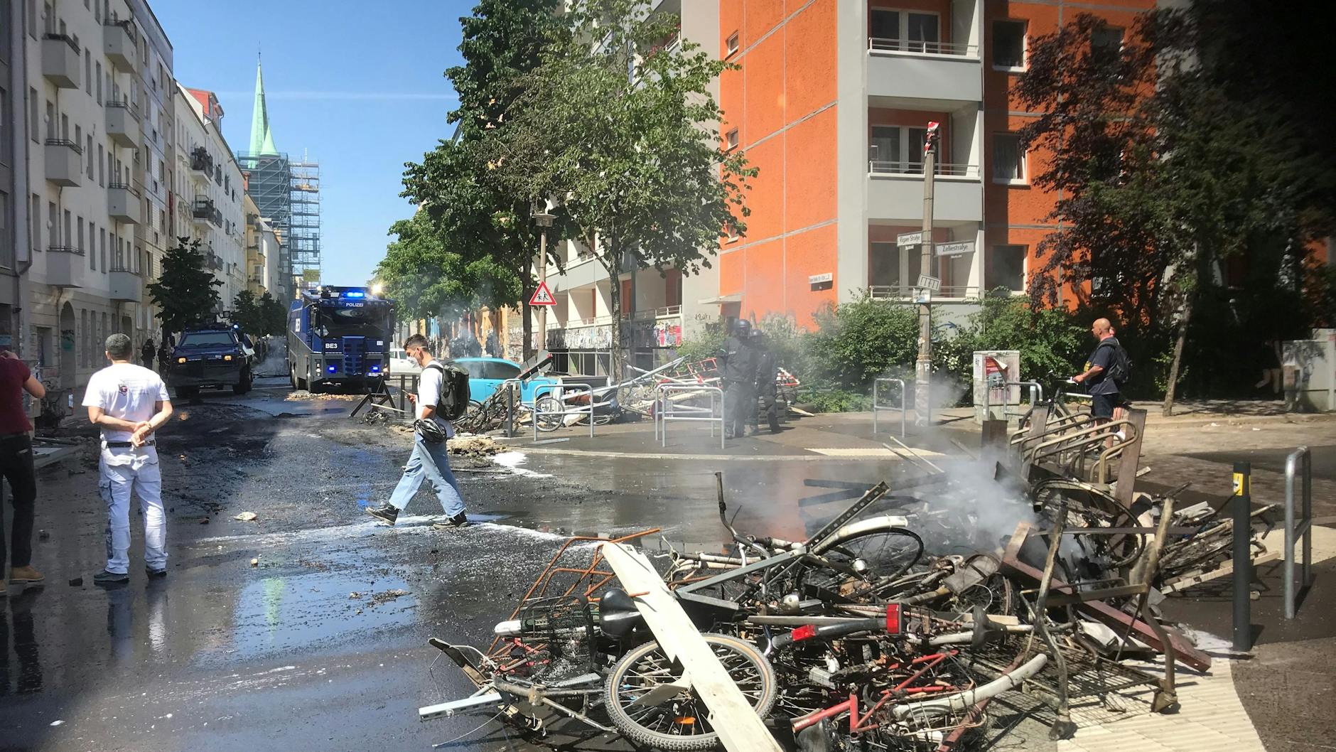 Barrikadenreste – qualmender Schrott, den die Chaoten zusammengetragen und angezündet hatten.