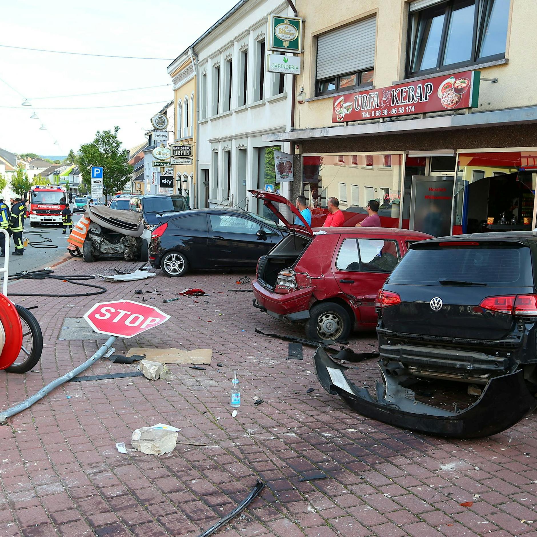 Zu schnell und am Handy: Raser fährt Mutter und Tochter tot