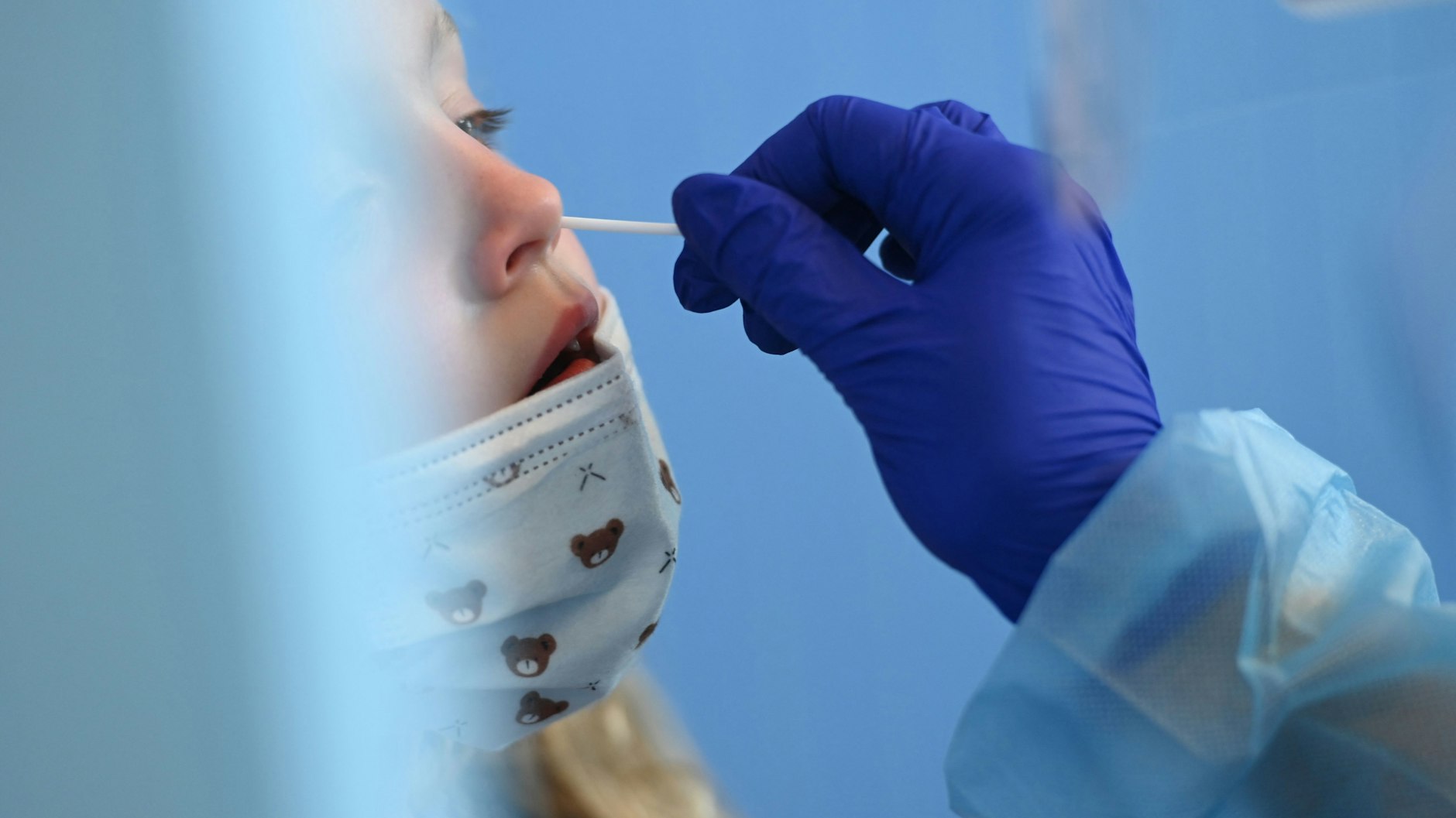 Corona-Test (Symbolbild). Die Delta-Variante des Coronavirus nimmt in Deutschland deutlich zu.