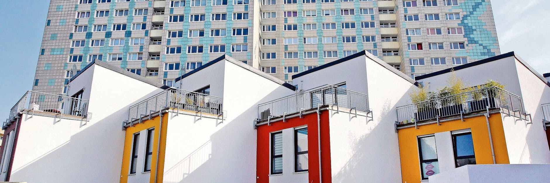 Einfamilienhäuser stehen vor Wohnblöcken in Alt-Friedrichsfelde. Ab 2025 soll sich die Grundsteuer ändern. Das könnte Eigenheimbesitzer teuer zu stehen kommen. 