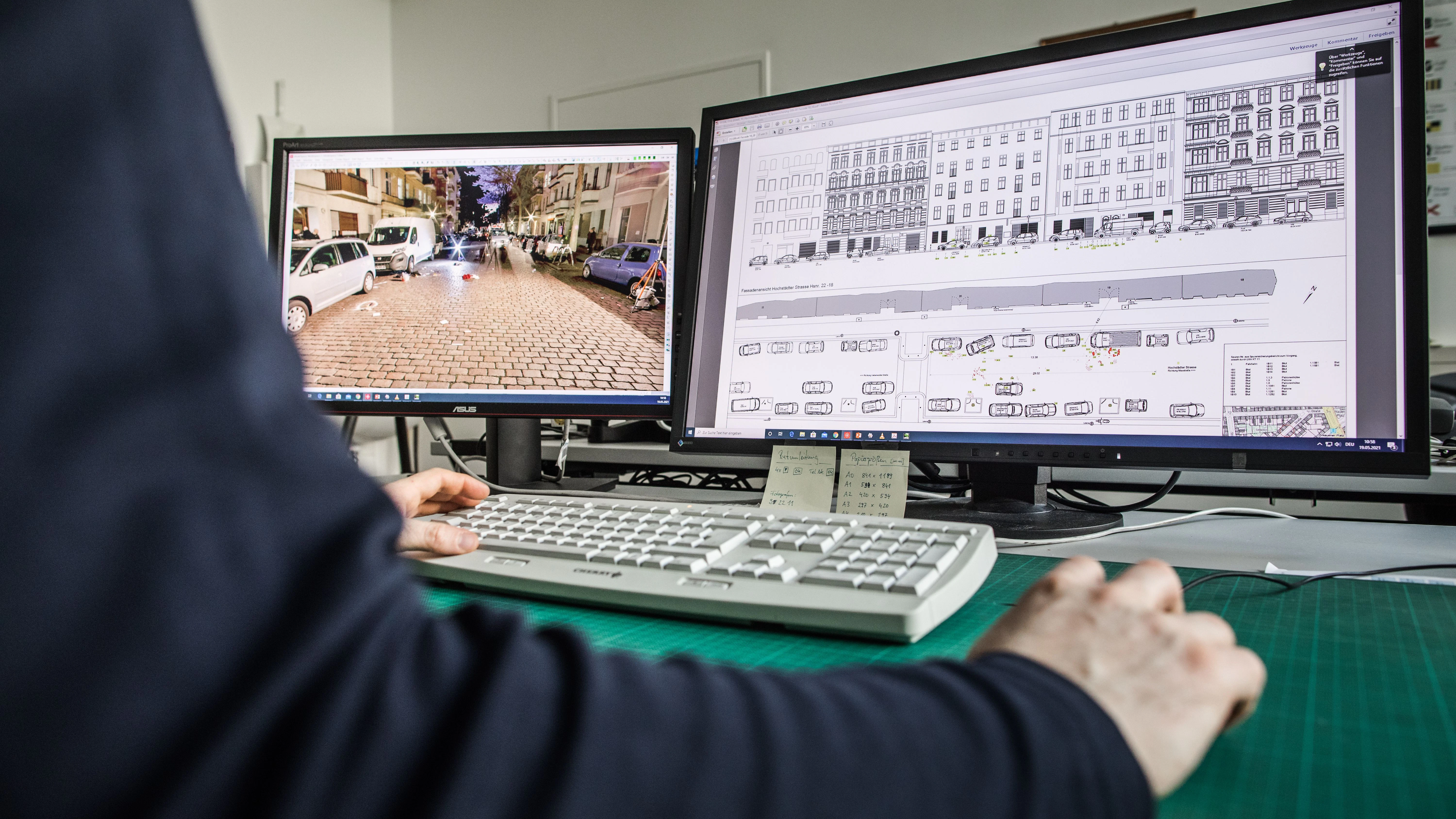 Nach der Schießerei in der Hochstädter Straße kann der Tatort am Computer rekonstruiert werden. Der linke Bildschirm zeigt die Daten der Spiegelreflexkamera, die mit denen des 3-D-Scanners übereinandergelegt wurden.