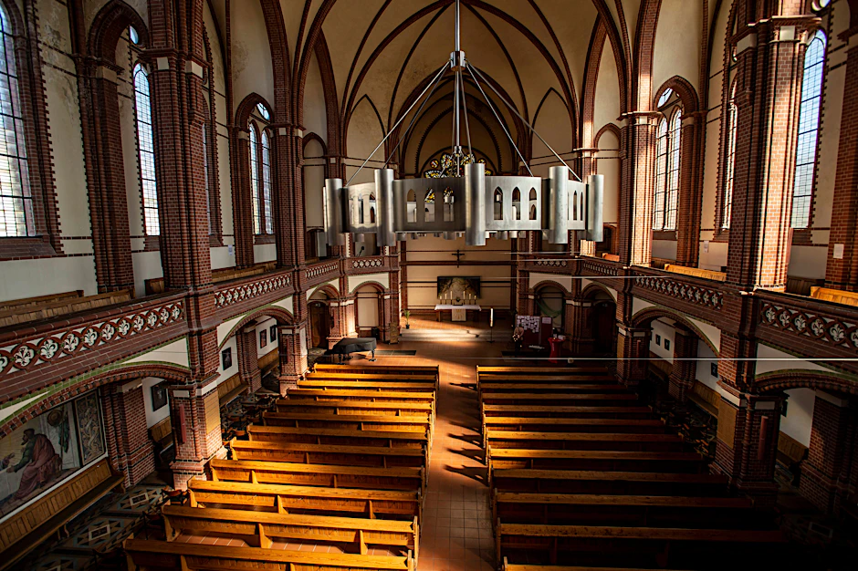 Coole Kirche: Das Gotteshaus Zum Guten Hirten im Berliner Stadtteil Friedenau ist ein kühlender Ort in Berlin.