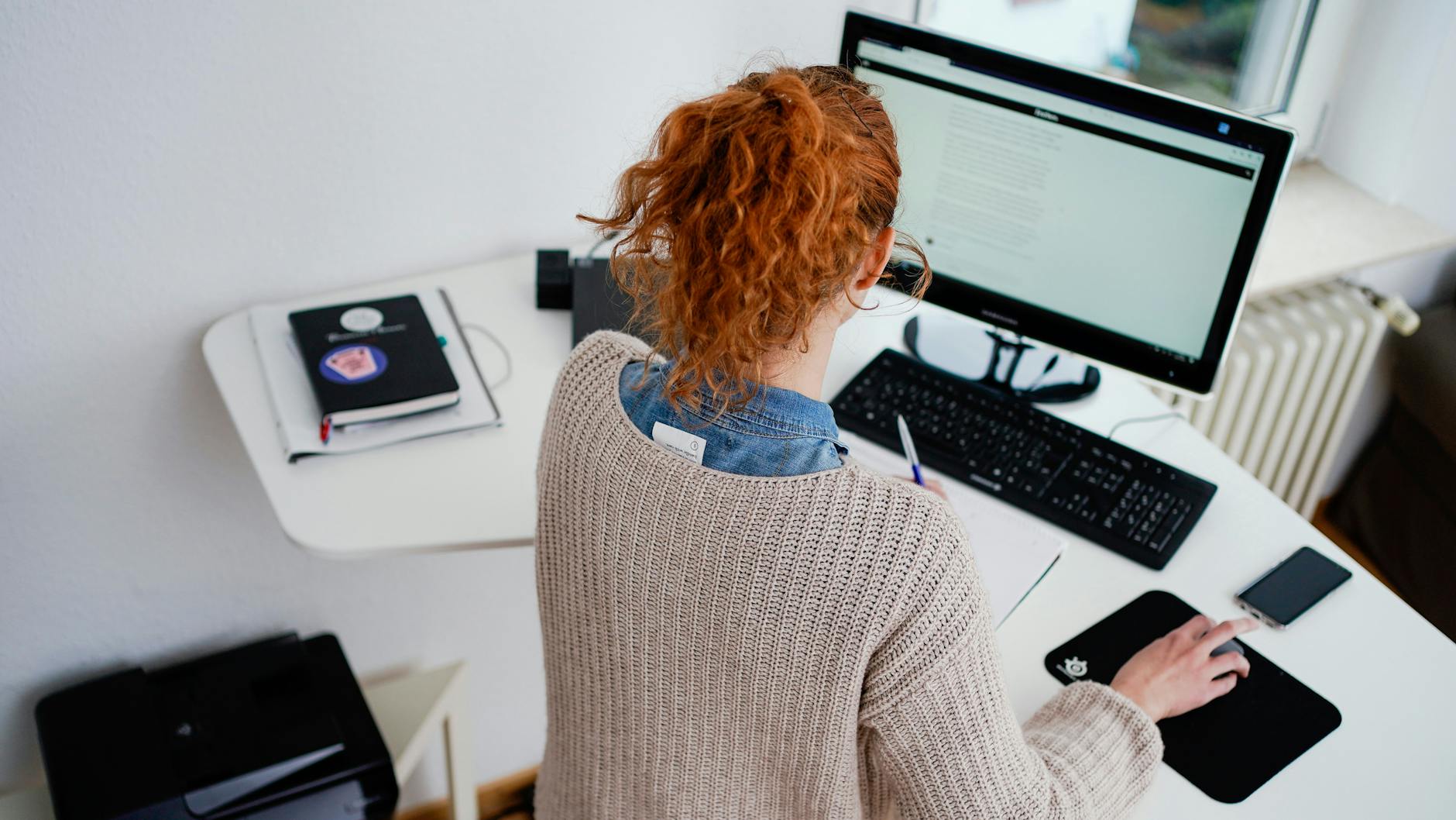 Zurück ins Büro: Viele Arbeitnehmer werden den heimischen Schreibtisch bald verlassen und an den regulären Arbeitsplatz zurückkehren (Symbolbild).