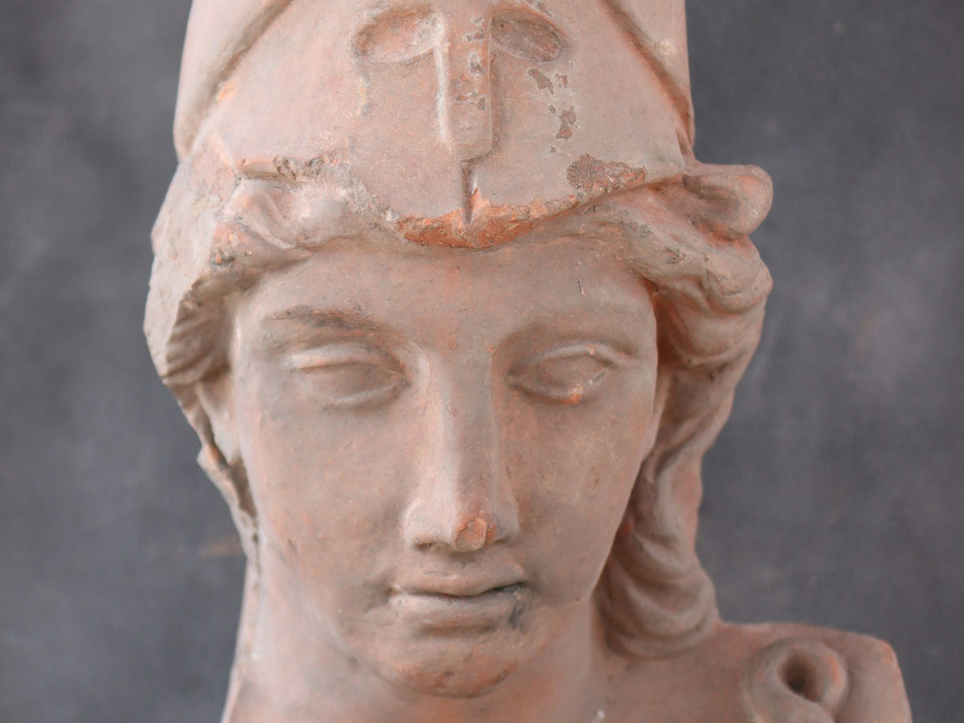 Kopf der Athene, Teil eines auf dem Gelände der Bauakademie gefundenen Terrakottareliefs.
