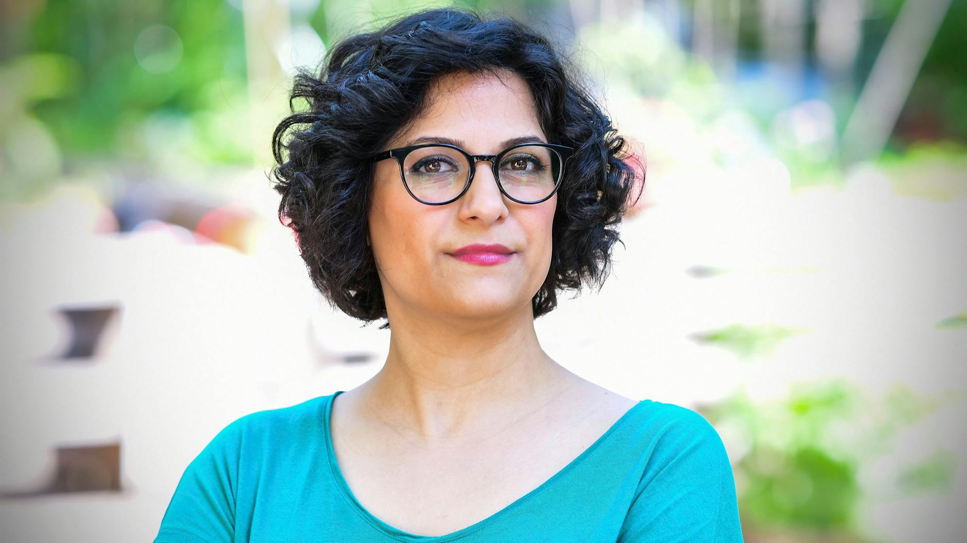 Kommunalpolitikerin Gollaleh Ahmadi (Grüne) ermutigt Frauen trotz des Hasses in die Politik zu gehen.<br>