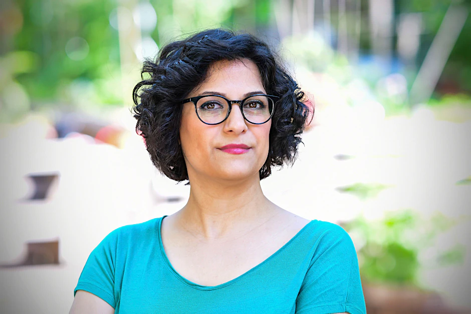 Kommunalpolitikerin Gollaleh Ahmadi (Grüne) ermutigt Frauen trotz des Hasses in die Politik zu gehen.<br>