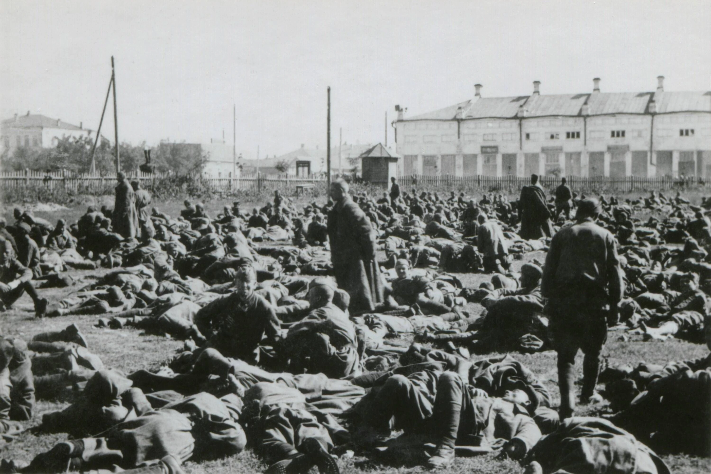Ein Kriegsgefangenenlager der Deutschen in der Sowjetunion 1941. Die Menschen starben teilweise aus Hunger.