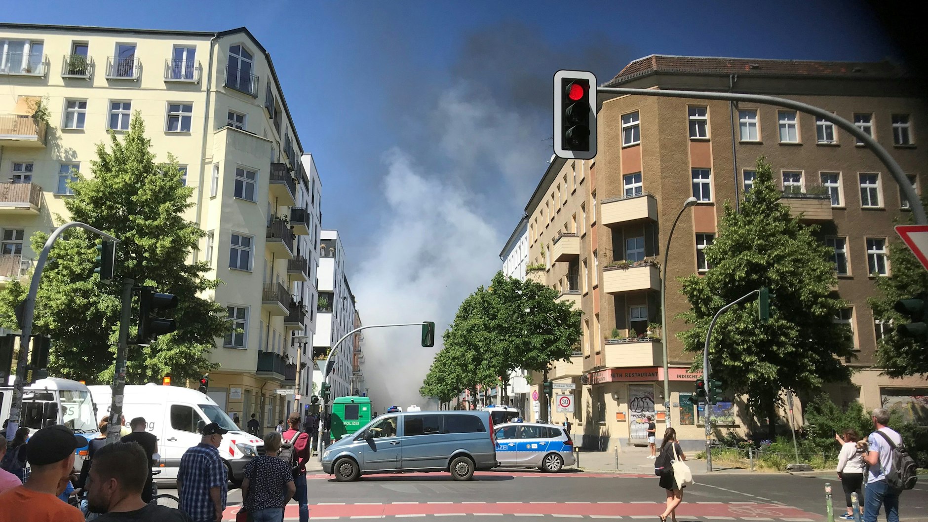 In der Rigaer Straße brennen Barrikaden.