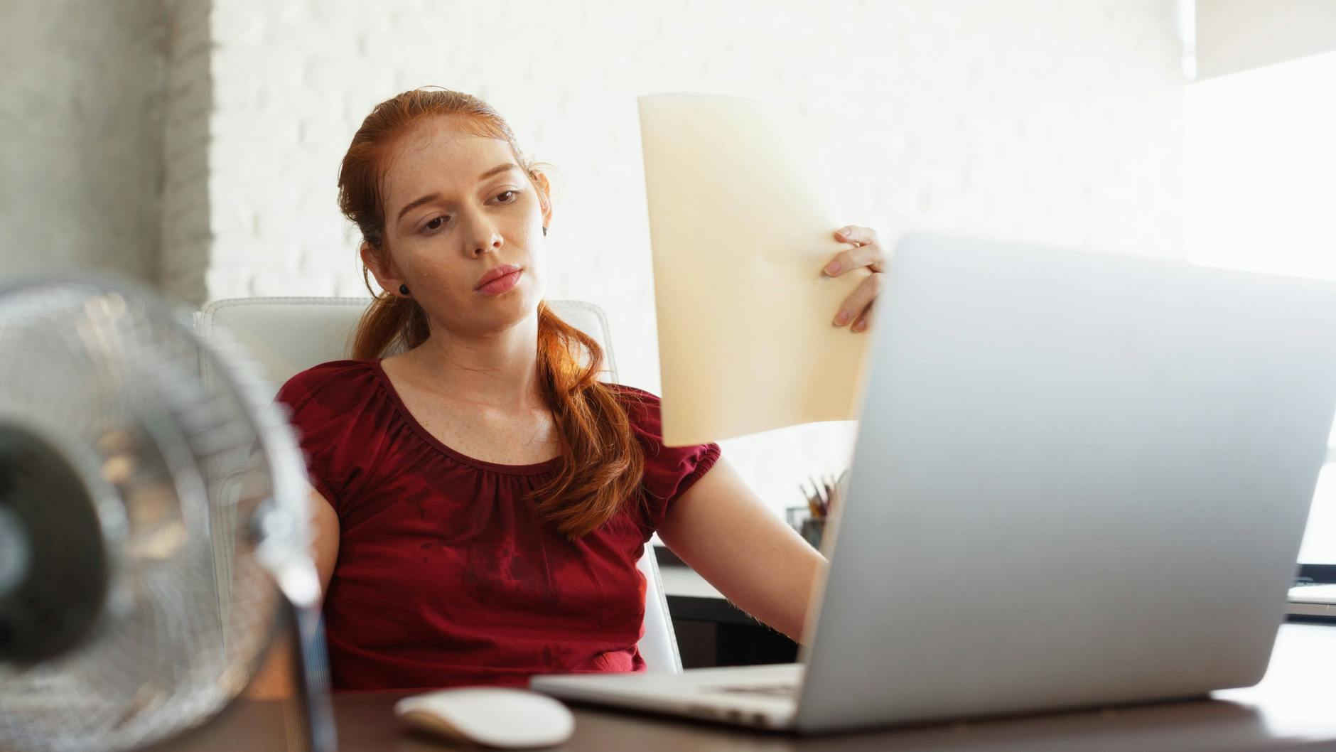 Jurist Alexander Bredereck erklärt, ab welche Temperaturen Arbeitnehmer für Abkühlung sorgen müssen.