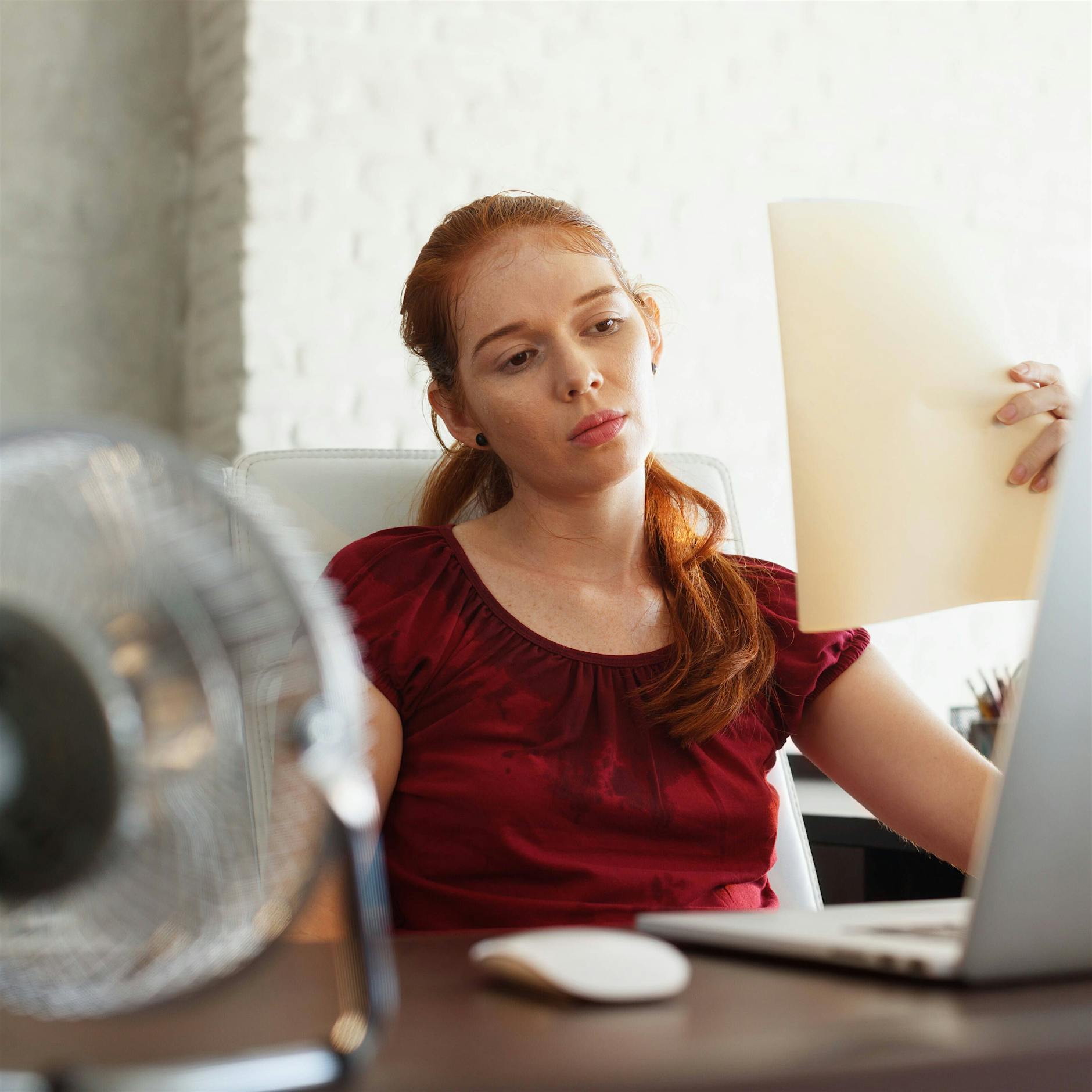 Anwalt über Hitze am Arbeitsplatz: Ab wann muss der Arbeitgeber reagieren?