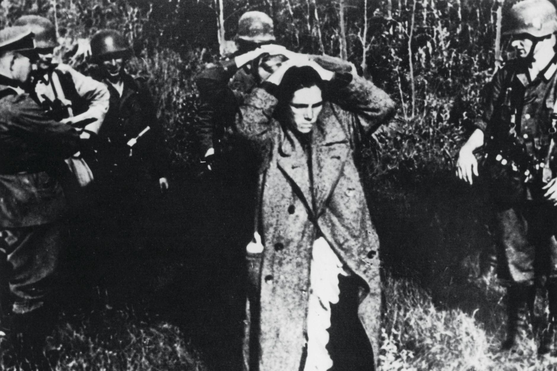 Deutsche Soldaten transportieren 1941 einen sowjetischen Gefangenen ab.