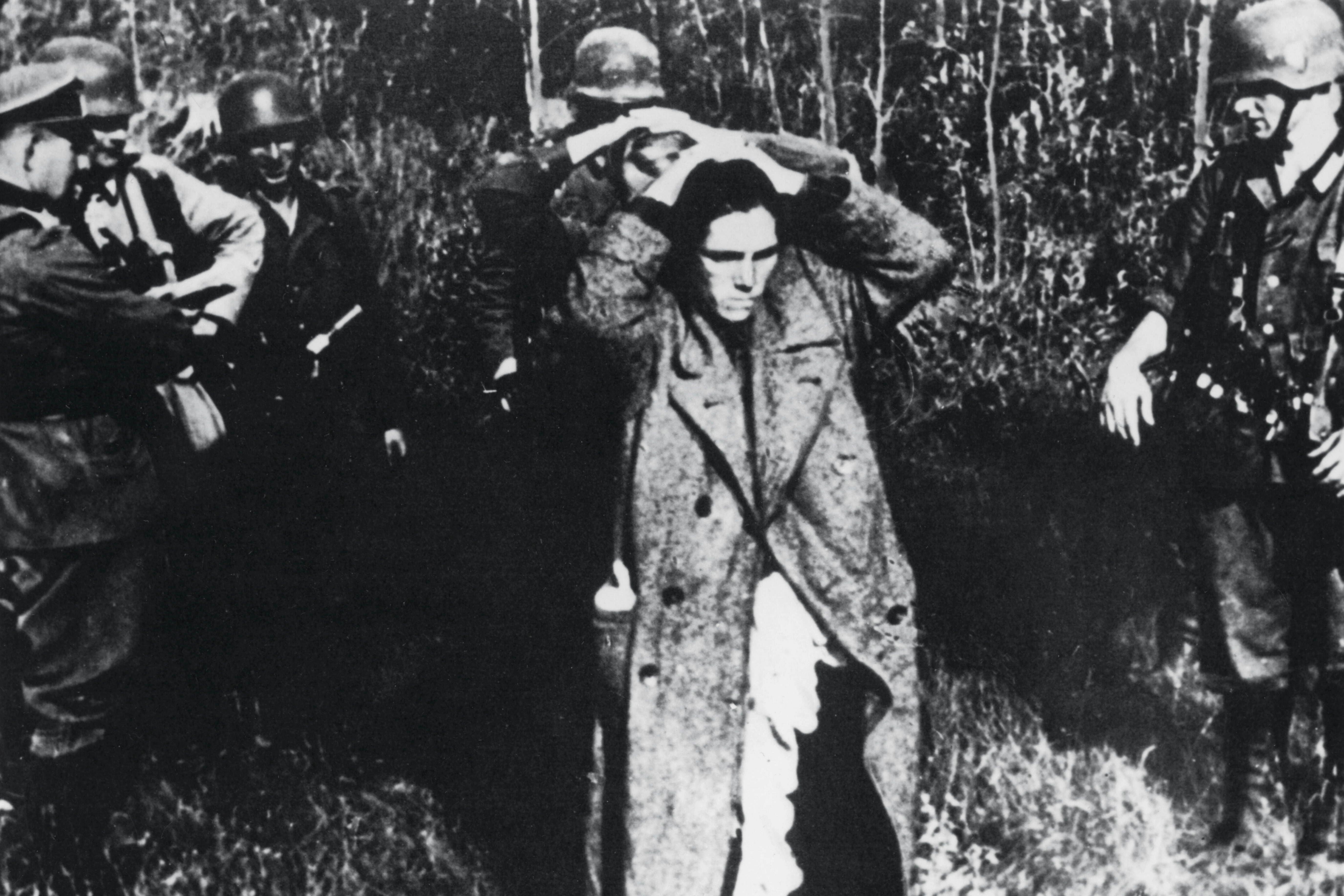 Deutsche Soldaten transportieren 1941 einen sowjetischen Gefangenen ab.