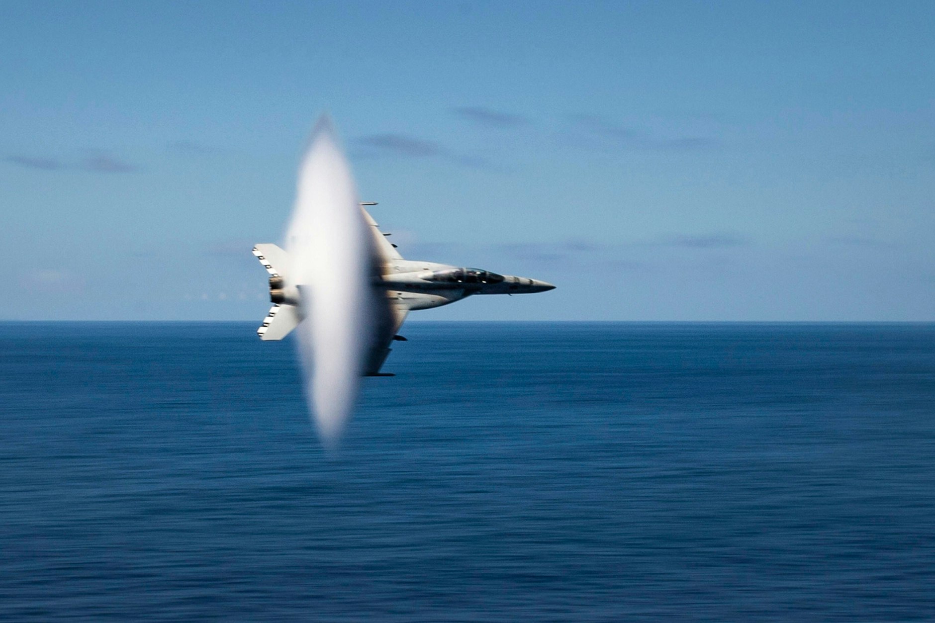 Ein F-18 Super Hornet Kampfjet von dem Flugzeugträger der USS Nimitz.