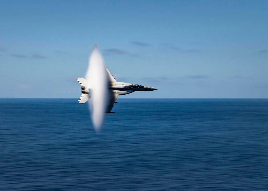 Ein F-18 Super Hornet Kampfjet von dem Flugzeugträger der USS Nimitz.
