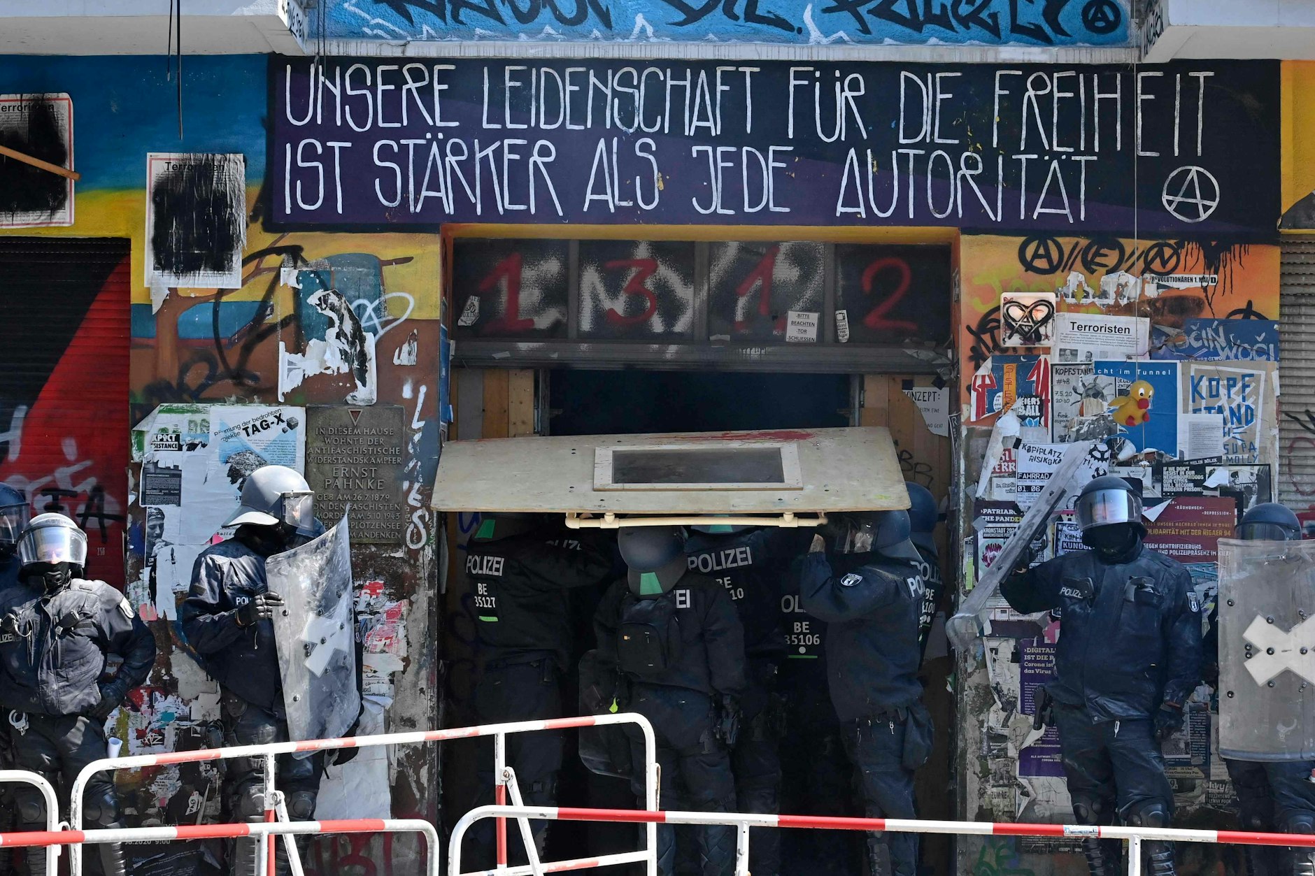 Polizei am Donnerstag an der&nbsp;„Rigaer 94“