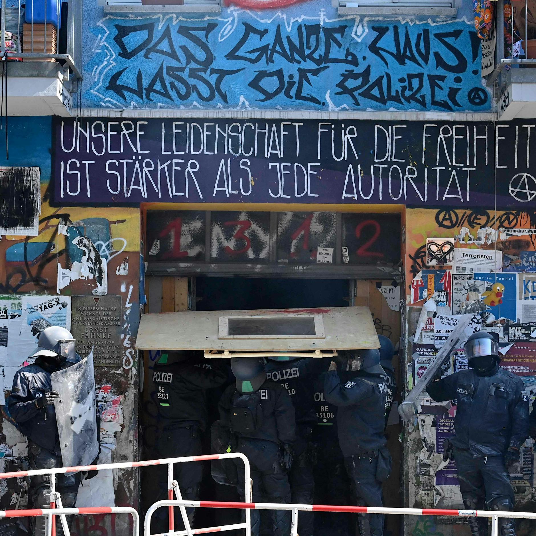 „Rigaer 94“ – Polizei bricht Türen auf: Chaoten verletzen über 20 Beamte