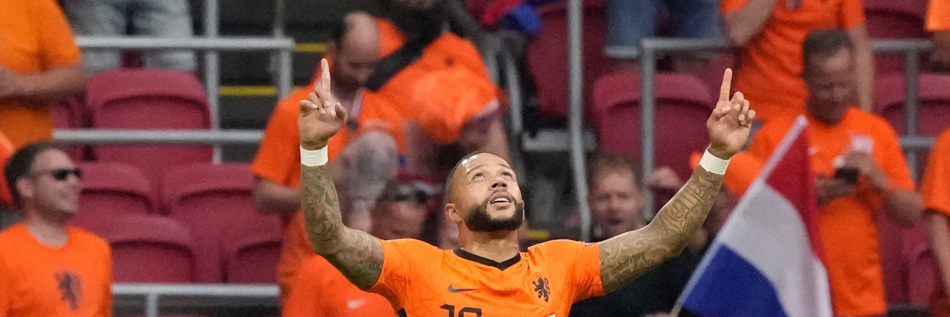 Himmlischer Beistand? Memphis Depay erzielte das 1:0 für die Niederlande.
