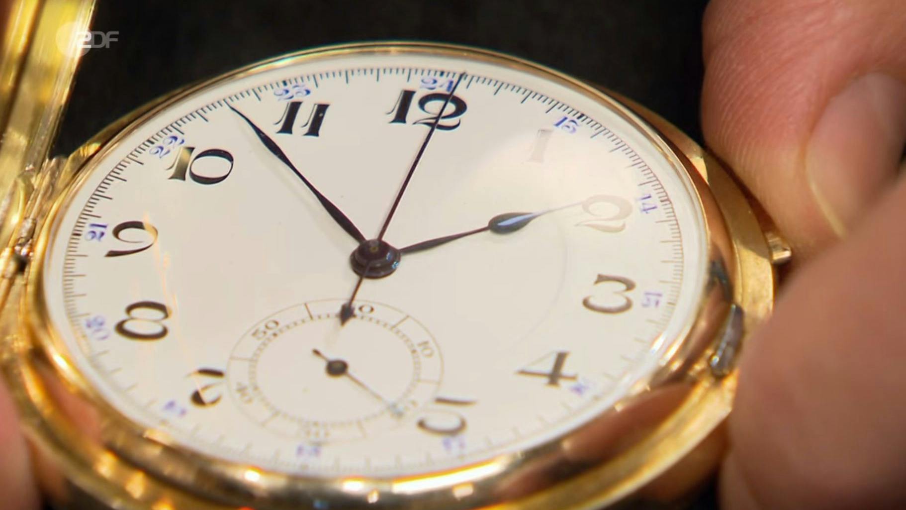 Bei „Bares für Rares“ steht eine Taschenuhr mit Emaille-Ziffernblatt zum Verkauf.