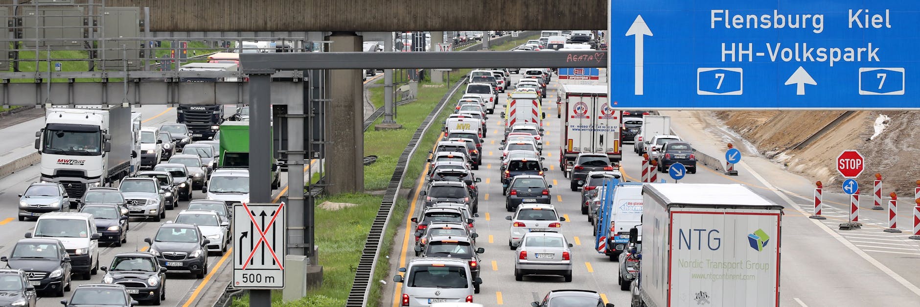 Auf der A7 nahe des Elbtunnels kommen Autofahrer am Wochenende voraussichtlich nur langsam voran.