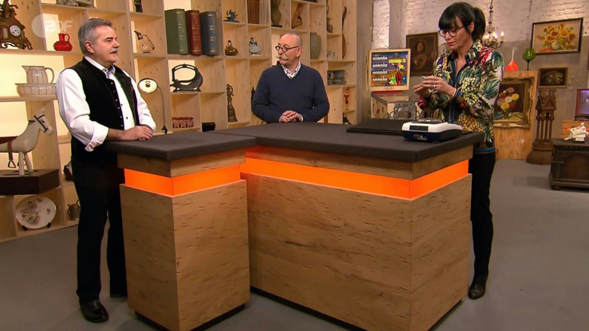 „Bares für Rares“-Expertin Dr. Heide Rezepa-Zabel bewertet die Taschenuhr.