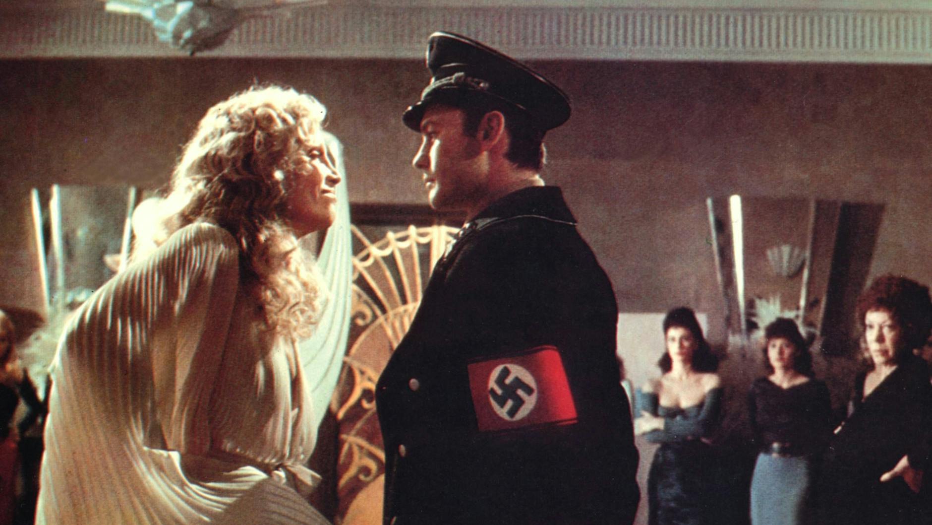 „Salon Kitty“ heißt ein Spielfilm von 1976 – hier ein Szenenfoto, in dem das Berliner Bordell dargestellt wird. Das Thema Nazis und Sex regte schon immer die Fantasie an.<br>