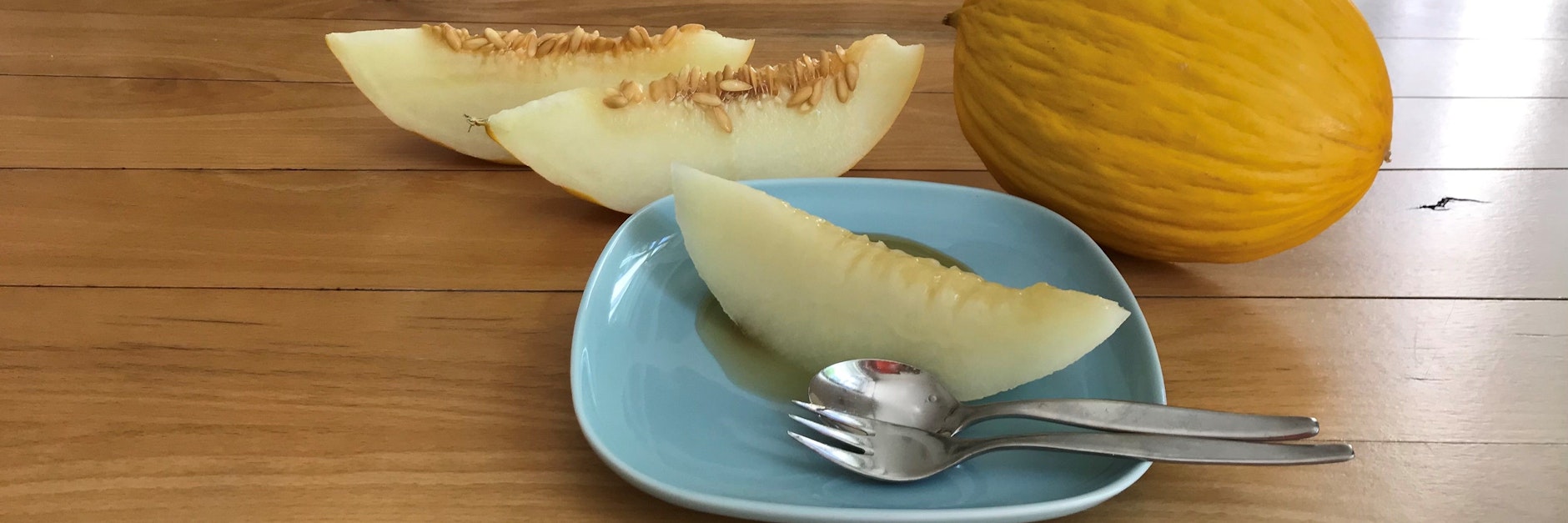 Die Zitronen-Ingwer-Sauce ergänzt die Honigmelone perfekt und macht sie zu einem köstlichen und kalorienarmen Dessert.