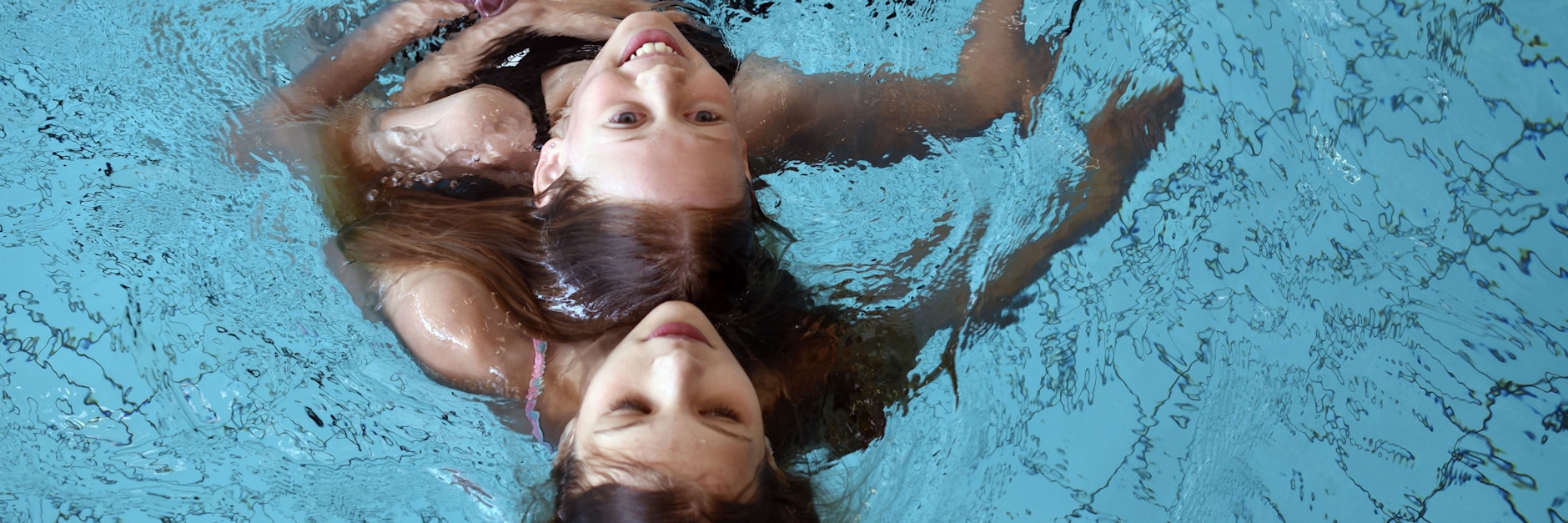 <br>Schülerinnen einer fünften Klasse üben für die Klassenfahrt Rettungsschwimmen.<br>