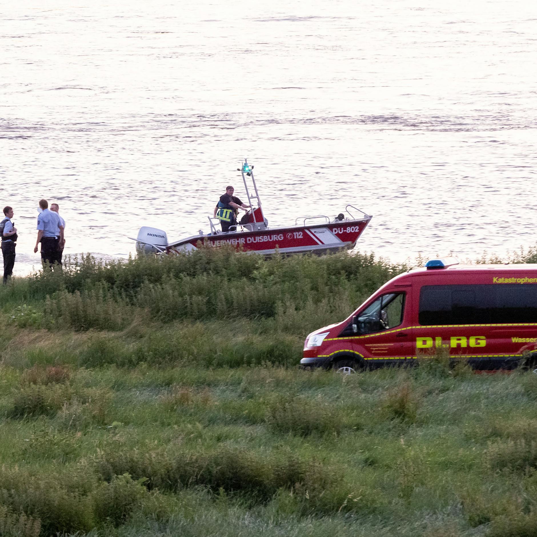 Drama beim Baden am Rhein: Ein Mädchen (17) tot, zwei weitere (13 und 14) vermisst – Polizei: „Keine Möglichkeit, die beiden lebend zu retten“
