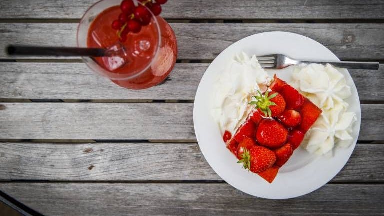Einfach himmlisch: ein Stück Erdbeerkuchen mit Pudding.