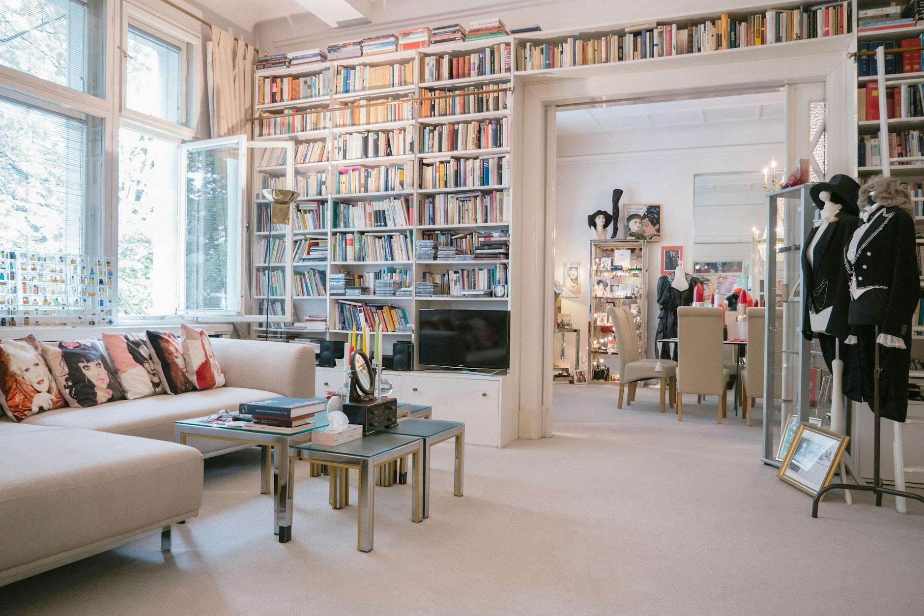 Die Couchtische hat René Koch seiner Freundin Hildegard Knef abgekauft, der strassbesetzte Show-Frack gehörte einst Marika Rökk.