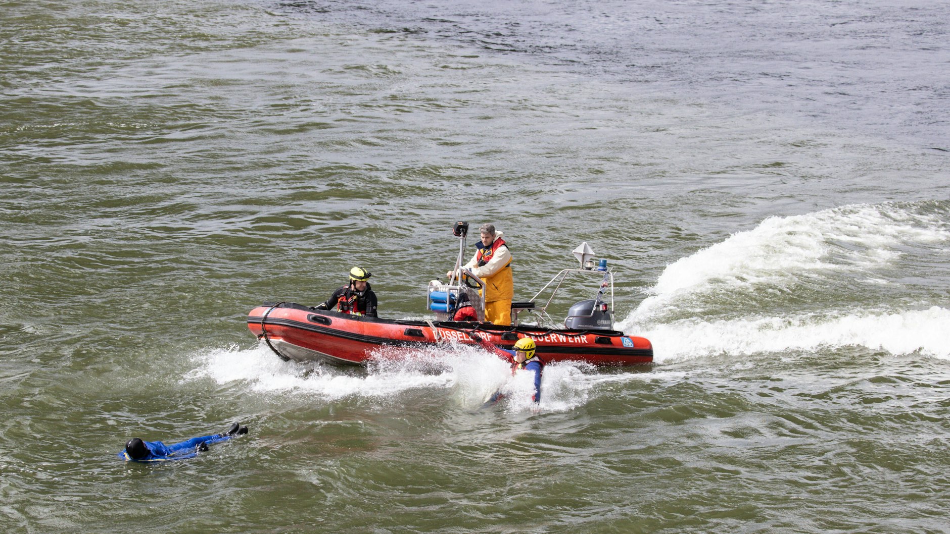 Welche Gefahren beim Schwimmen im Rhein drohen, das demonstriert die Feuerwehr Düsseldorf bei einem Pressetermin an der Theodor-Heuss-Brücke in Düsseldorf.