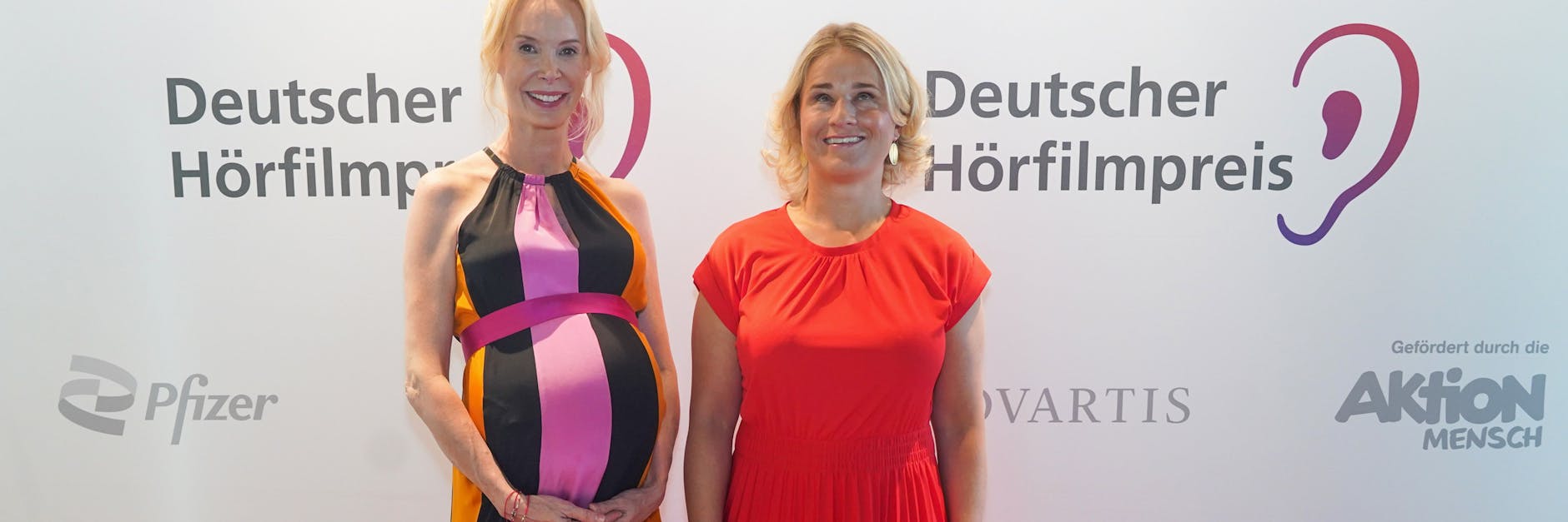 Regisseurin Feo Aladag (l. mit Babybauch) und Verena Bentele (Präsidentin VdK) kommen zur Verleihung des 19. Deutschen Hörfilmpreises. 