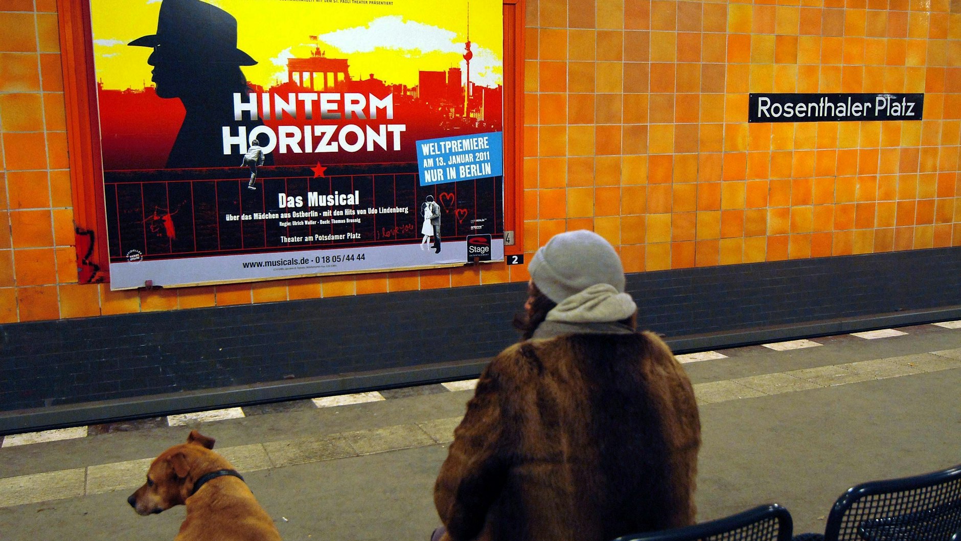 Die Farbgebung wie eine Ohrfeige: Der U-Bahnhof Rosenthaler Platz im schauderhaftesten Orange.