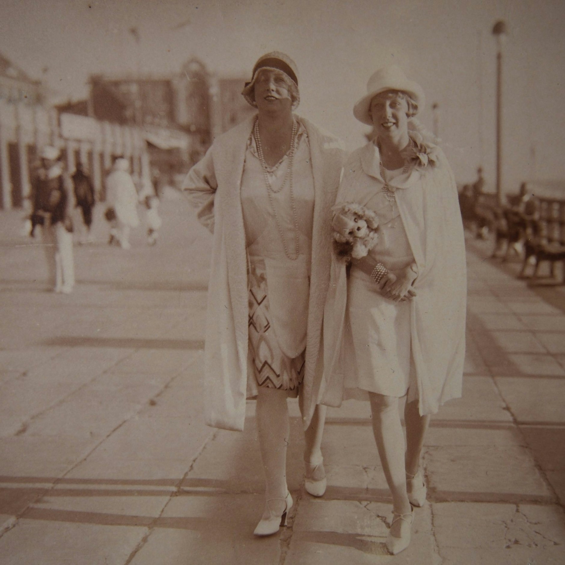 Die Bordellbetreiberin Kitty Schmidt mit ihrer Tochter Kathleen in den 1930er-Jahren&nbsp;auf der Promenade von Westerland.<br>