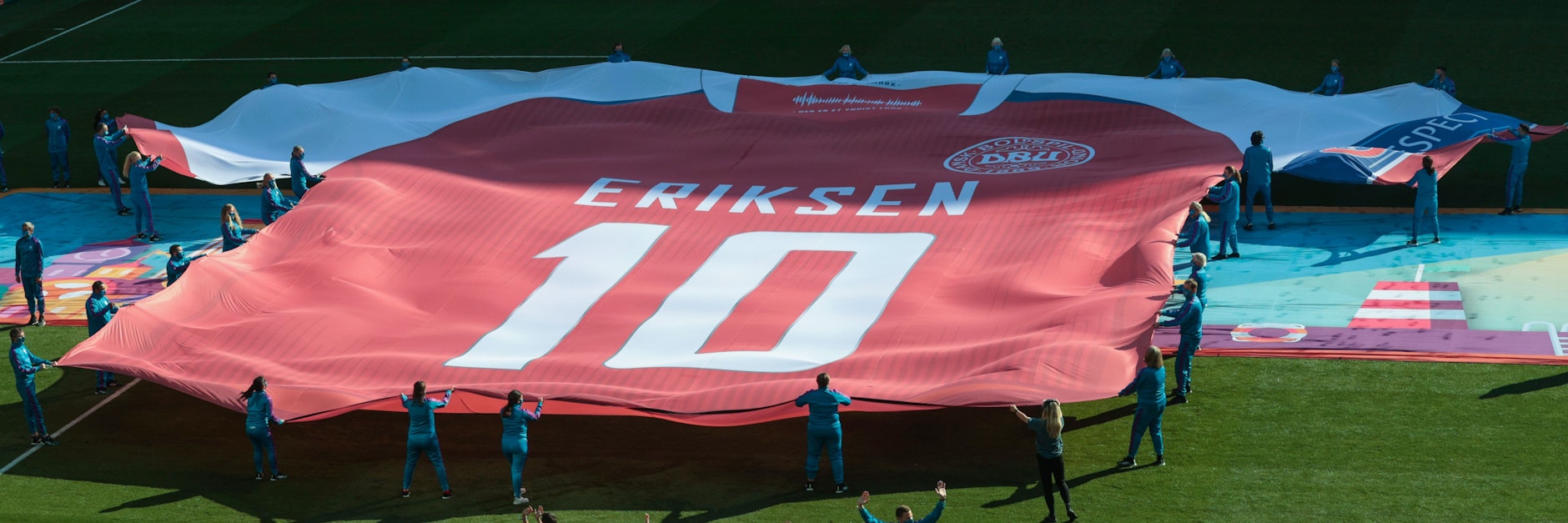 Ein großes Trikot mit Christian Eriksens Rückennummer 10 schmückte den Rasen in Kopenhagen.