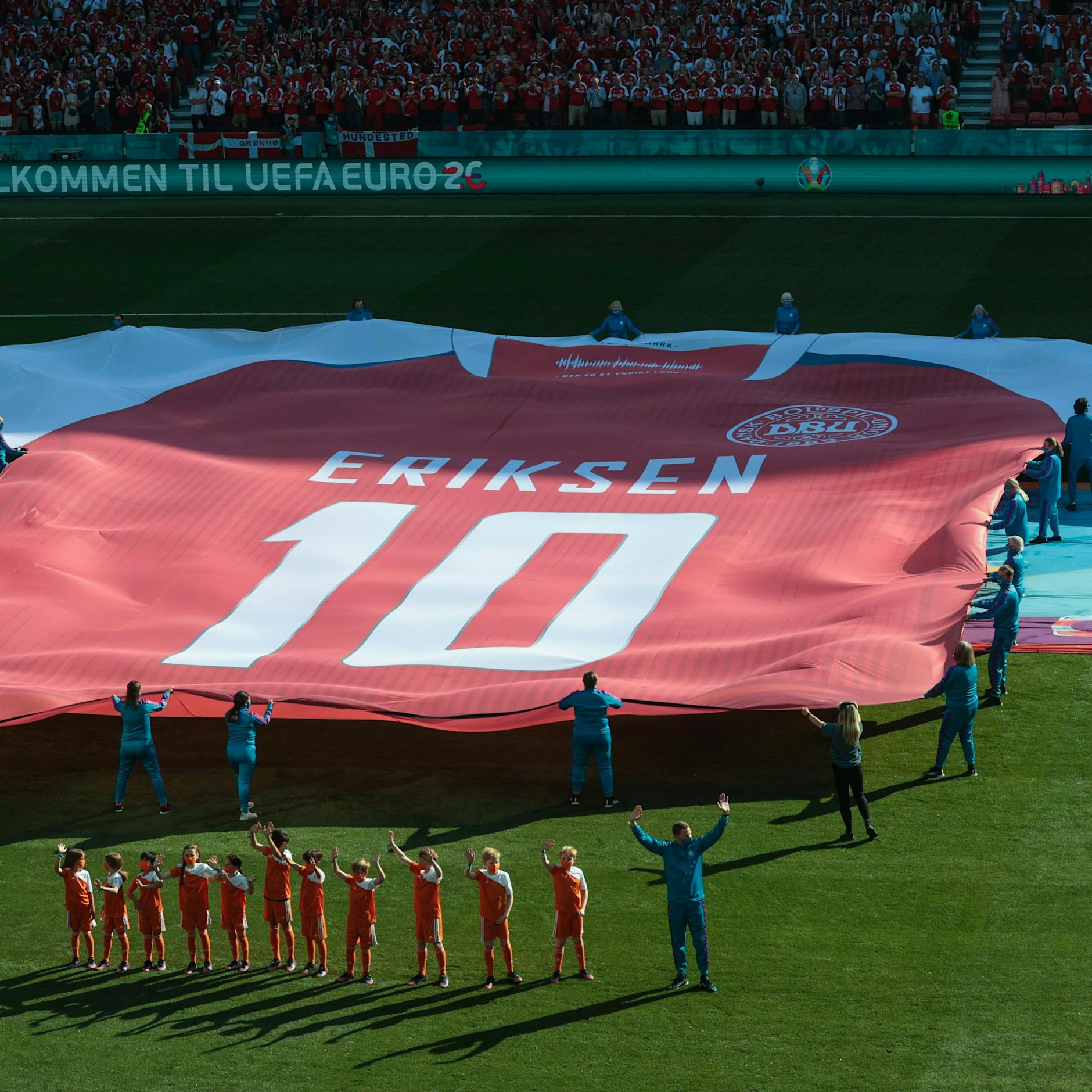 Gänsehaut pur! So emotional würdigen Dänemark und Belgien Christian Eriksen
