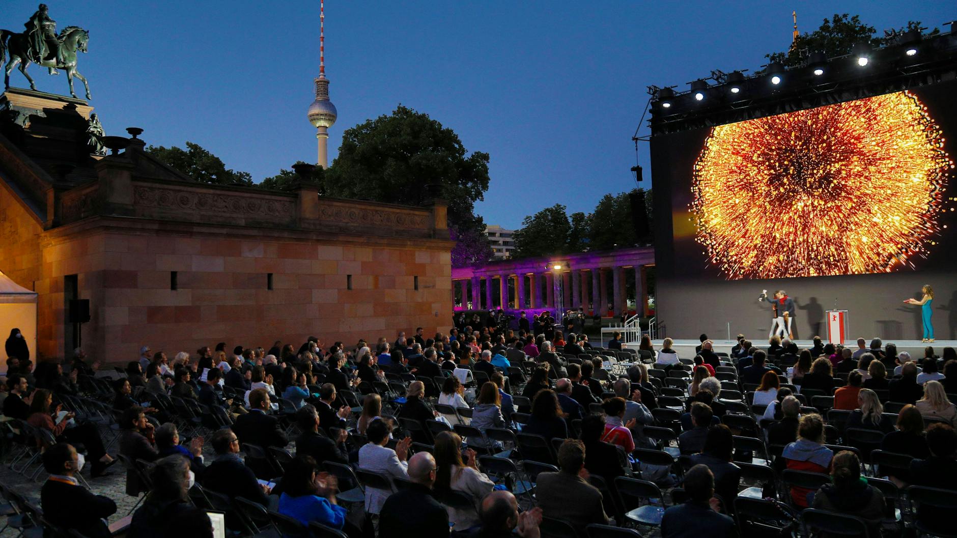 Berlinale Summer Special im Freiluftkino Museumsinsel. Das Publikum schweigt und schaut.