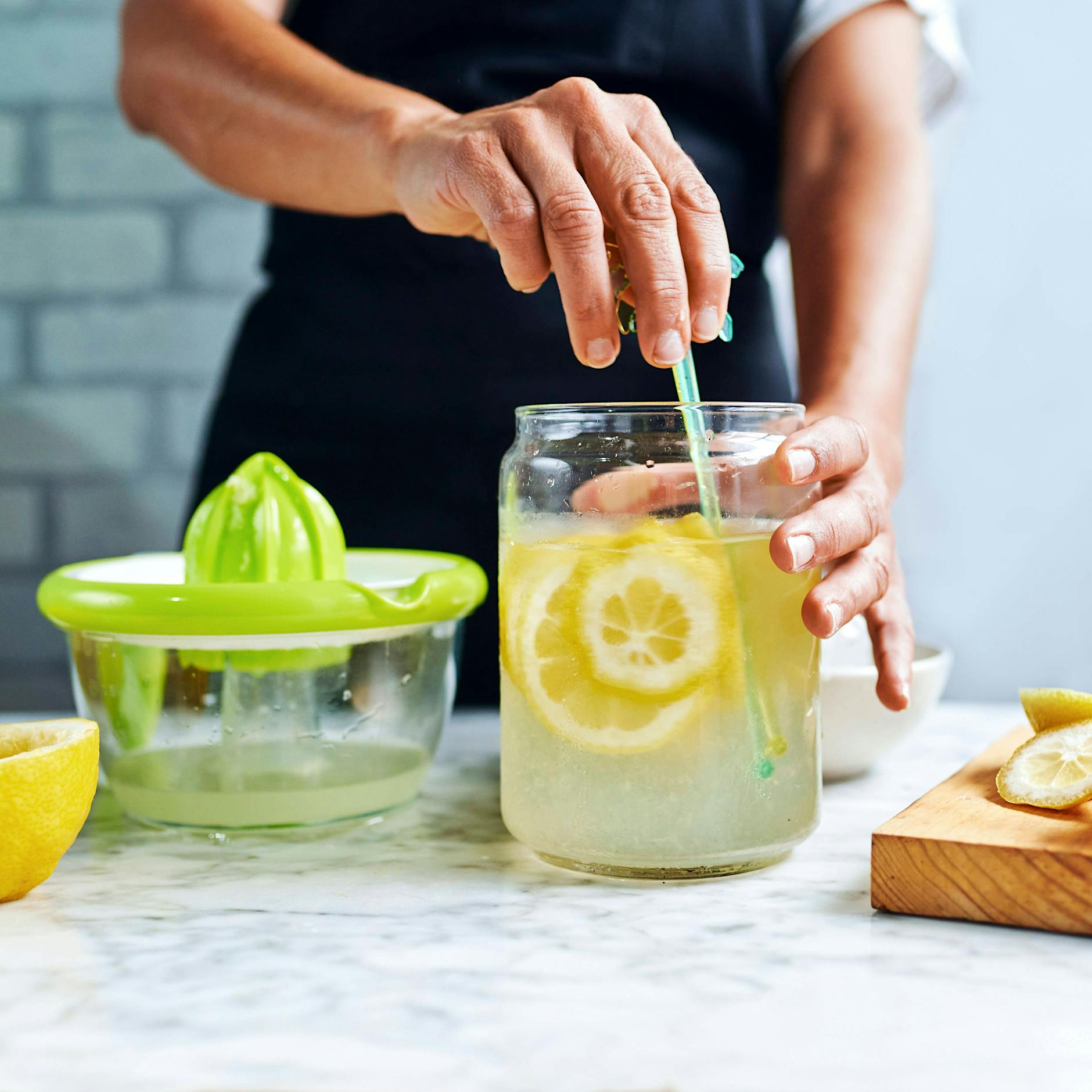 Limonade selber machen! Köstliche Rezepte für eine spritzig-coole Limo mit Zitrone, Erdbeeren oder Kräutern