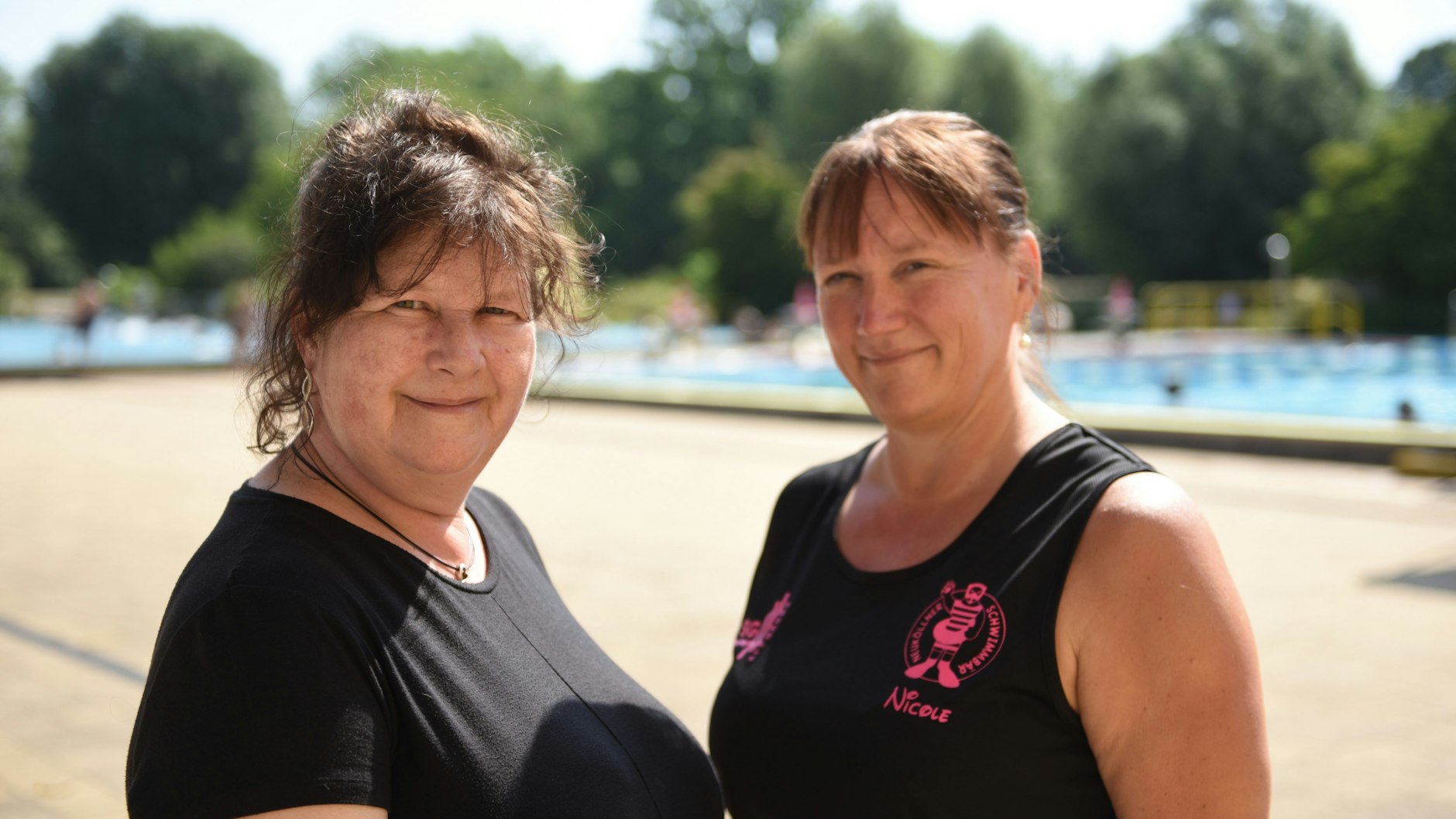 Daniela von Hoerschelmann (l.) und Nicole Hilarius hatten die Idee zum Projekt Neuköllner Schwimmbär.<br>