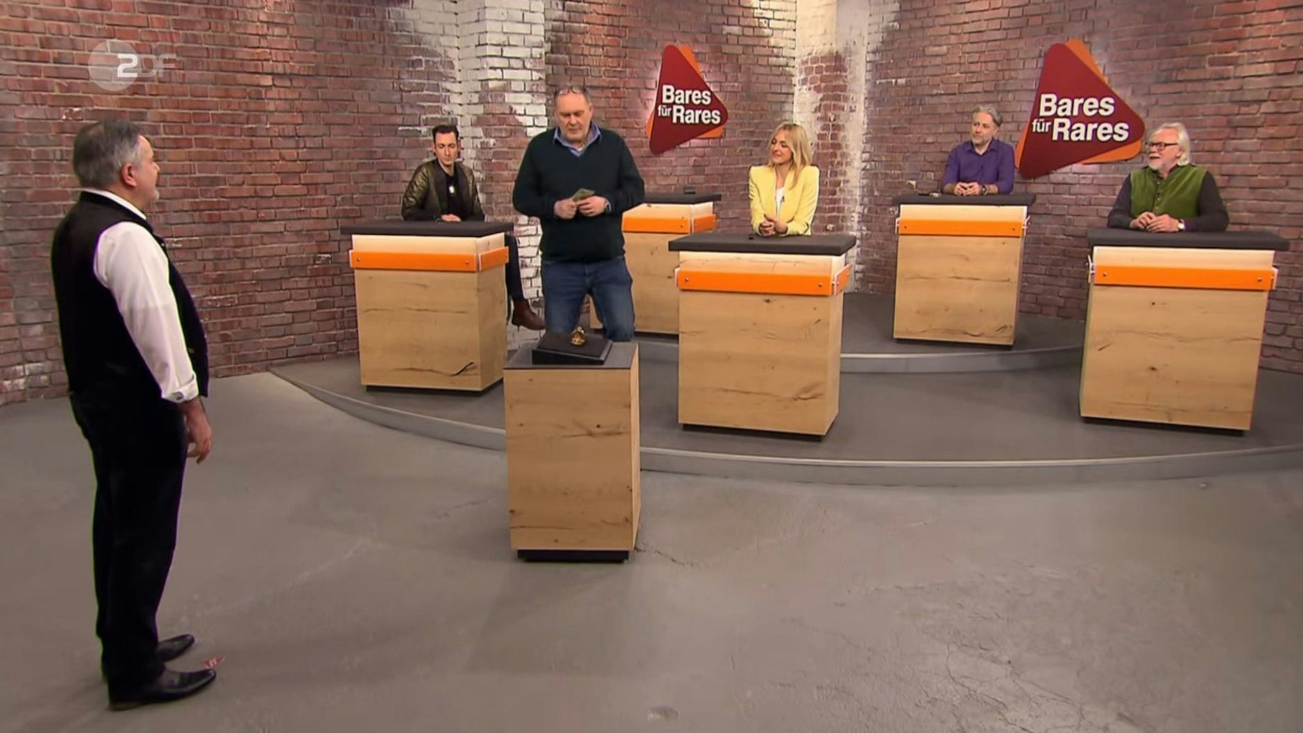 „Bares für Rares“-Händler Walter Lehnertz kauf die Taschenuhr für 1400 Euro.