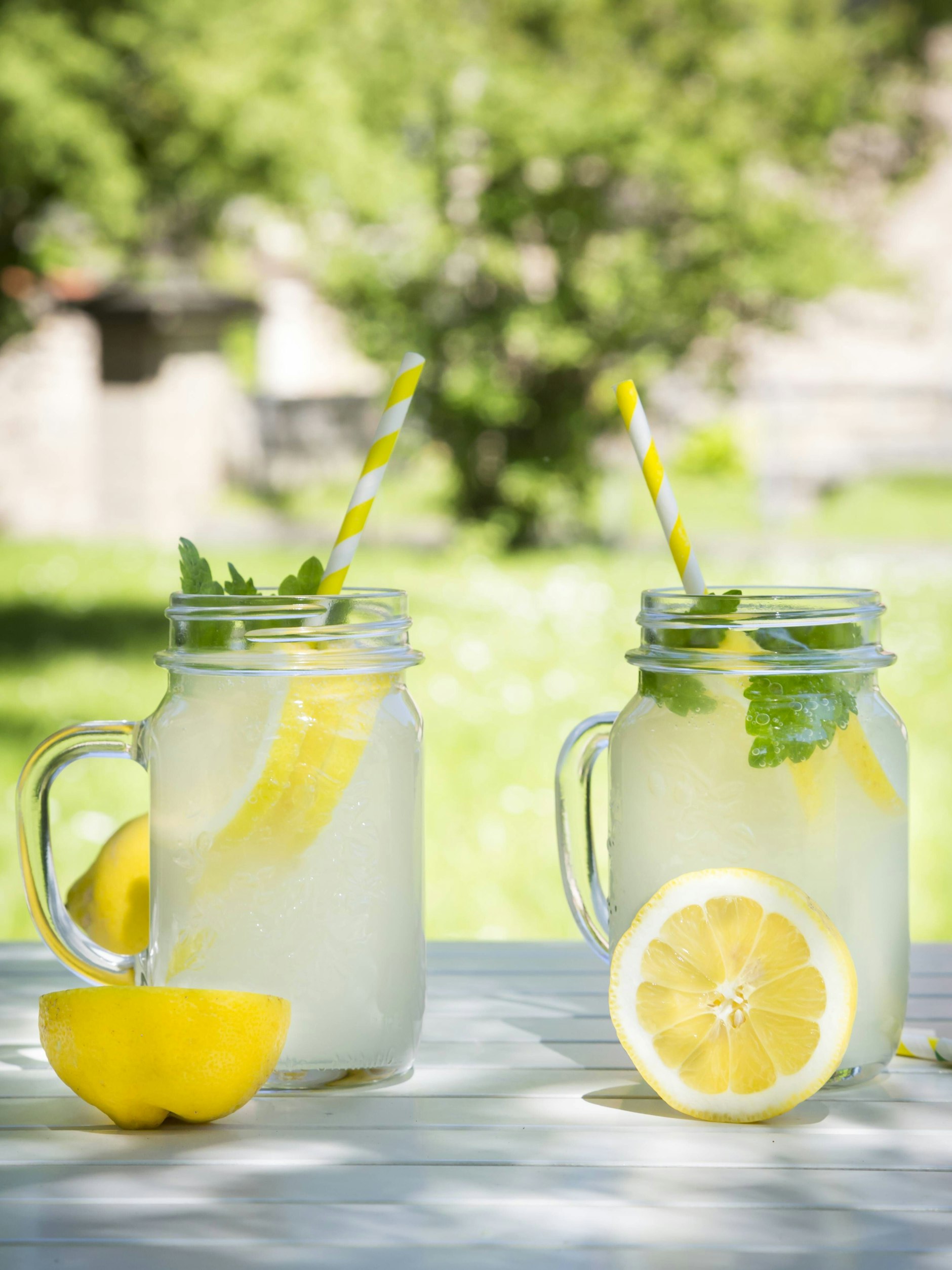 Zitronenlimonade ist ein prima Durstlöscher, man kann den Zucker auch weglassen.