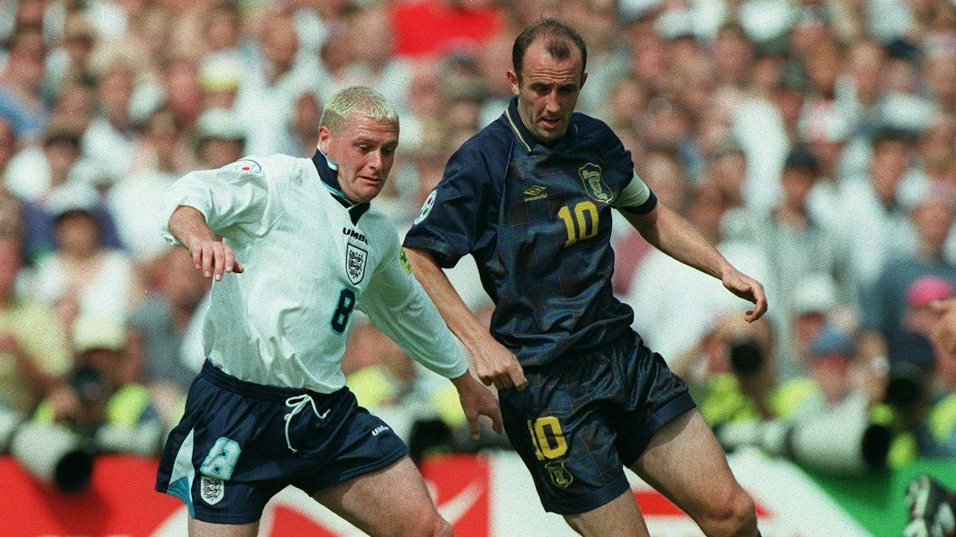 Beim EM-Duell 1996 vergab Schottlands Kapitän Gary McAllister (r.) zunächst einen Elfmeter, dann traf Paul Gascoigne für England zum 1:0.