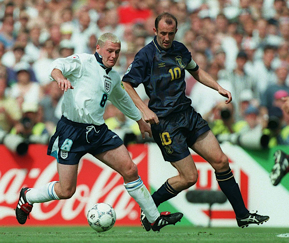 Beim EM-Duell 1996 vergab Schottlands Kapitän Gary McAllister (r.) zunächst einen Elfmeter, dann traf Paul Gascoigne für England zum 1:0.