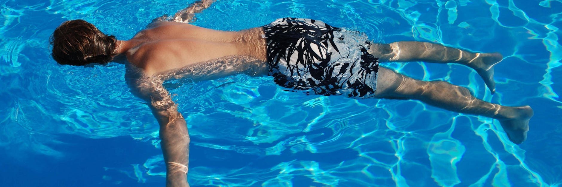 Badeunfälle häufen sich mit zunehmend gutem Wetter. Was man im Notfall tun sollte und wer besonders gefährdet ist – der KURIER erklärt’s.