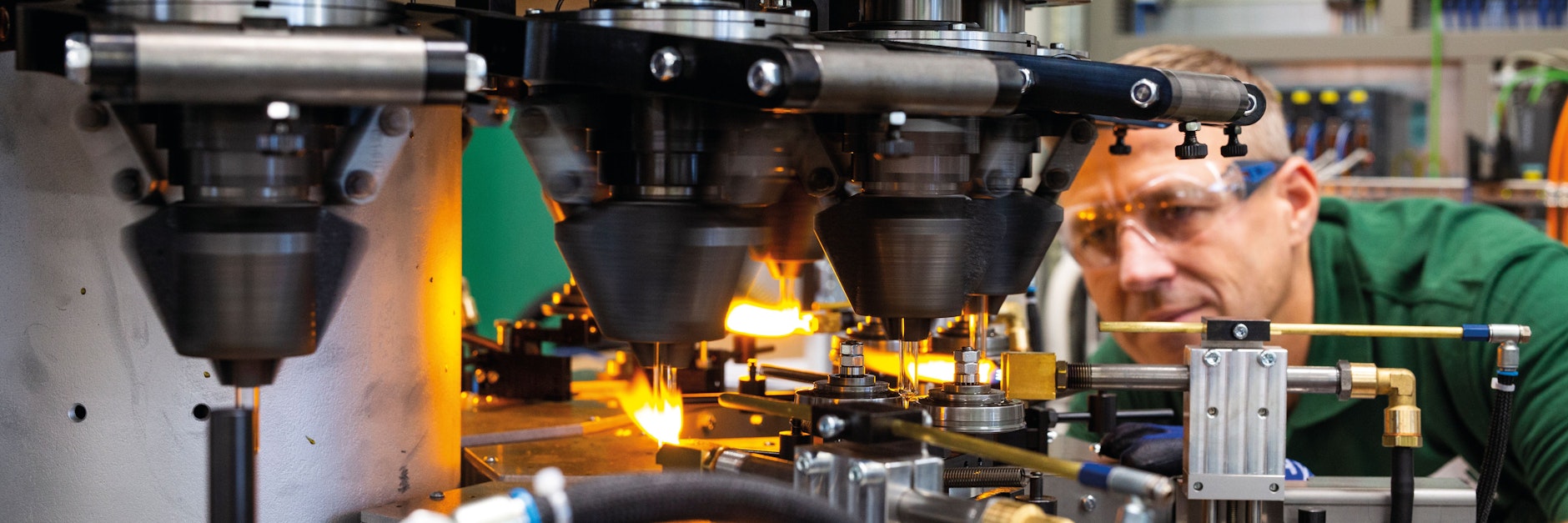 Ein Mitarbeiter von Ambeg überprüft eine der Maschinen, die Spezialglas in Impfstoff-Fläschchen verwandeln.