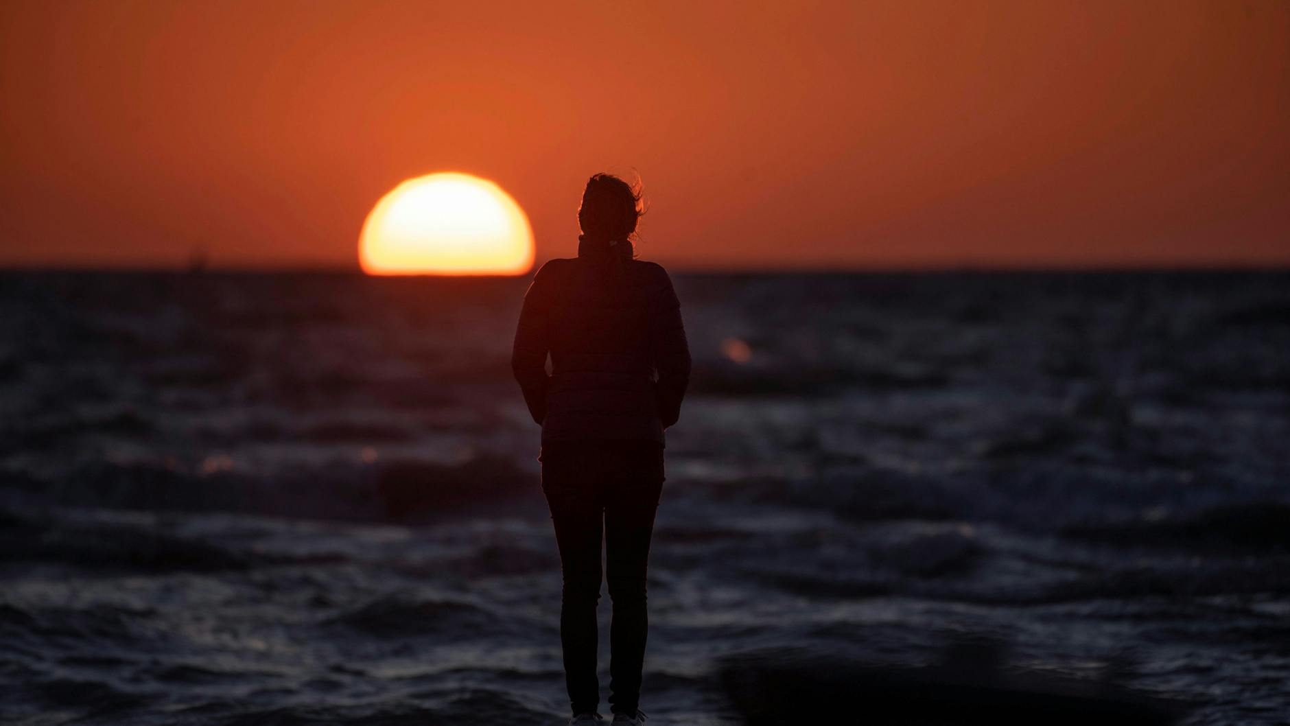 Einen Sonnenuntergang am Meer genießen - darauf freuen sich viele Reiselustige nach mehr als einem Jahr Corona.